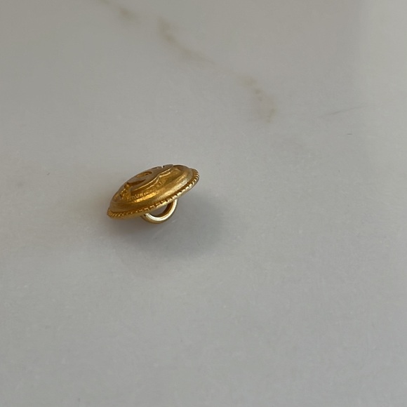 CHANEL Gold Emblem Button - Picture 3 of 6